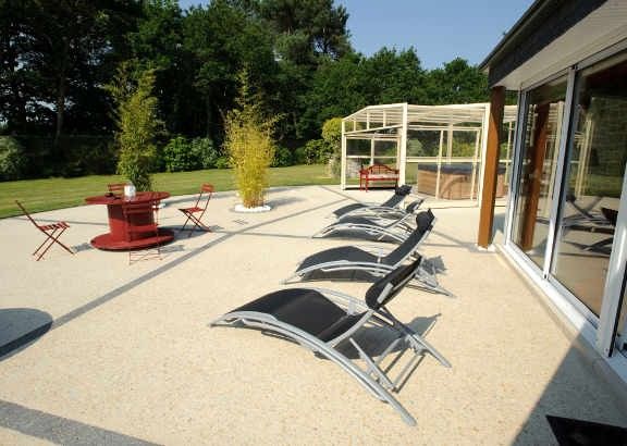 Quels sont les délais pour faire poser une terrasse en béton décoratif ?