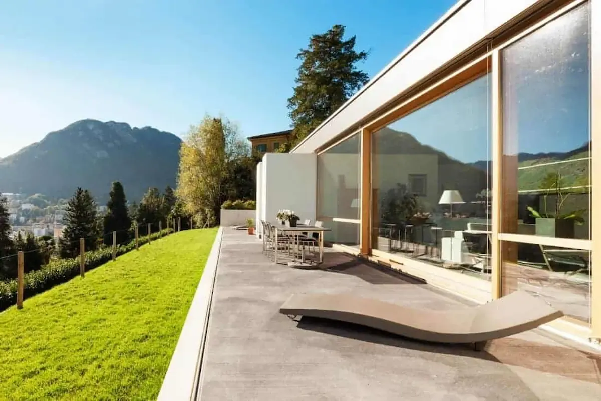 Combien coûte réellement une terrasse en béton décoratif en 2025 ?