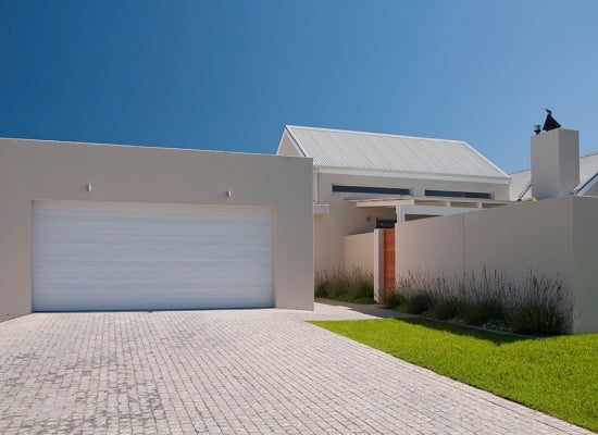 Allée de garage : le béton décoratif est-il assez solide pour supporter le passage des voitures ?