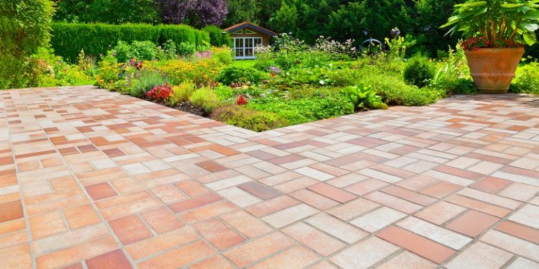 Béton imprimé ou carrelage extérieur : que choisir en 2025 ?