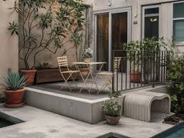 Peut-on poser du mobilier de jardin lourd sur du béton décoratif ?