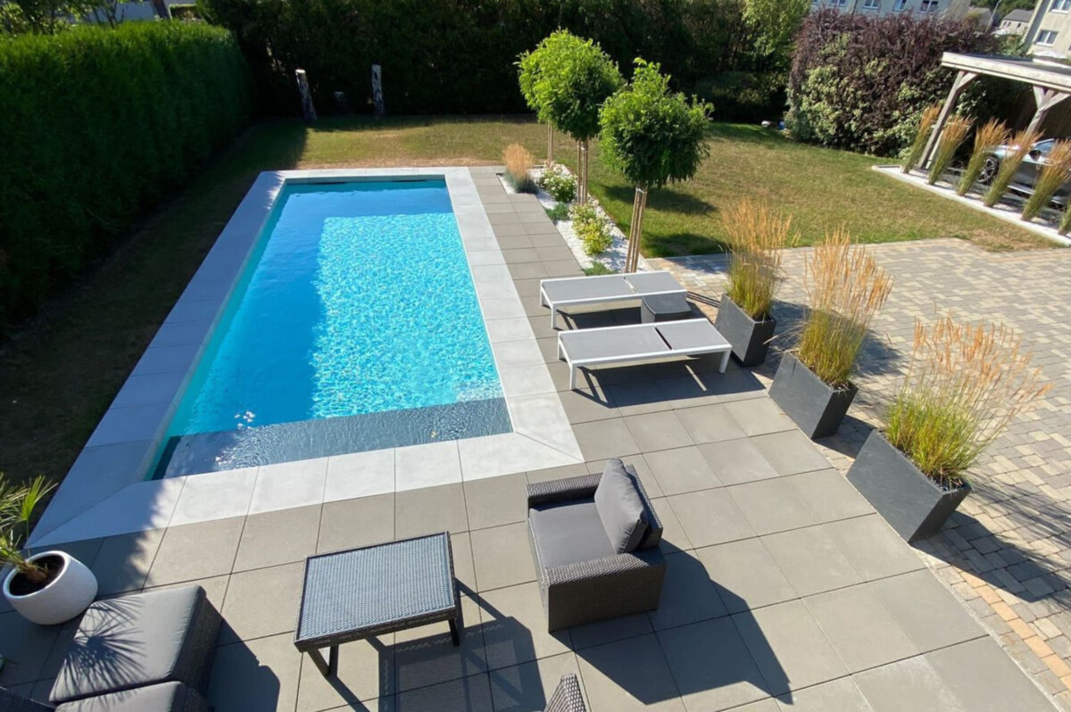 Terrasse + piscine : comment allier esthétique et praticité avec le béton décoratif